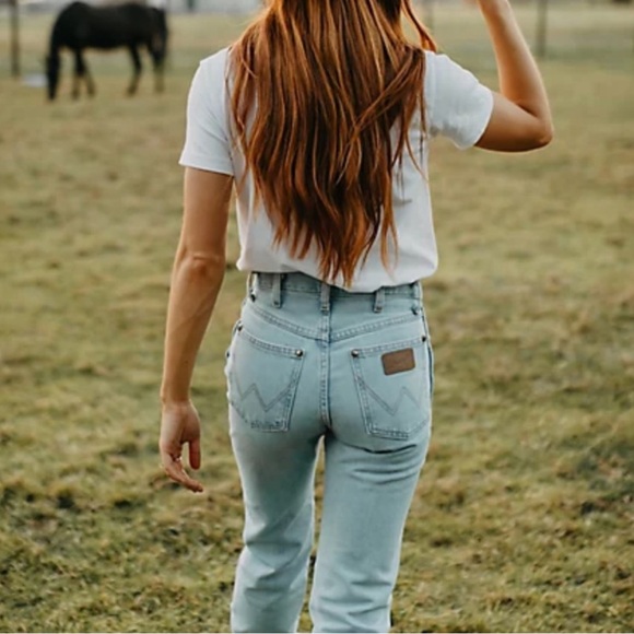 Wrangler Light Wash Denim Jeans - Gives the Best Booty !! - Picture 2 of 8